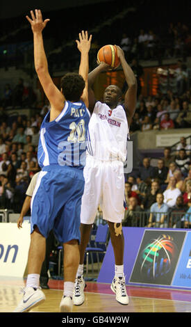 Der britische Luol Deng schießt während des Spiels der EuroBasket Division A in der Echo Arena in Liverpool über Isreal's Guy Pnini. Stockfoto