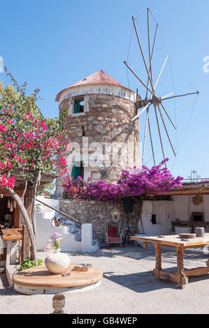 Alte Windmühle am Mylos Beach Bar, Lambie, Kos (Cos), die Dodekanes, Süd Ägäis, Griechenland Stockfoto