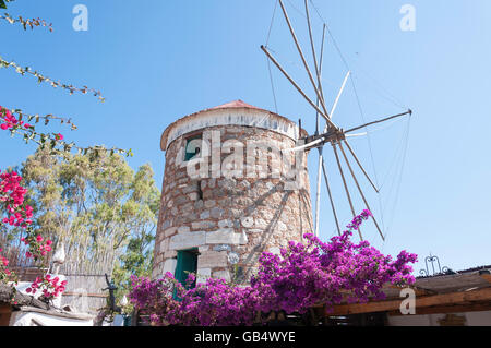 Alte Windmühle am Mylos Beach Bar, Lambie, Kos (Cos), die Dodekanes, Süd Ägäis, Griechenland Stockfoto