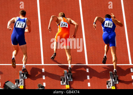 Der kasachische Dmitry Karpov (790), der holländische Chiel Warners (999) und der französische Laurent Hernu (480) brechen beim 110-m-Hürdenlauf des Heptathlons aus den Blöcken Stockfoto