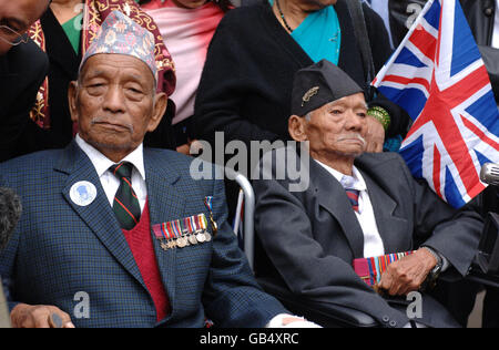 Zwei Veteranen im Rollstuhl, Tul Bahadur Pun VC, links und Lachhiman Gurung VC, rechts, treffen sich vor dem High Court in London zu Gurkhas, wo ein Richter beginnt, eine Klage von mehr als 2,000 britischen Armee Gurkhas zu einem Gerichtsurteil über ihren Einwanderungsstatus zu hören. Stockfoto