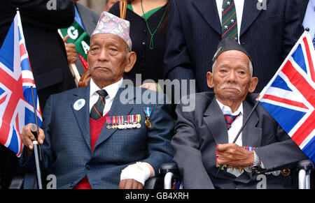 Zwei Veteranen im Rollstuhl, Tul Bahadur Pun VC, links und Lachhiman Gurung VC, rechts, treffen sich vor dem High Court in London zu Gurkhas, wo ein Richter beginnt, eine Klage von mehr als 2,000 britischen Armee Gurkhas zu einem Gerichtsurteil über ihren Einwanderungsstatus zu hören. Stockfoto