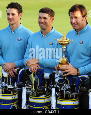 Kapitän Nick Faldo aus Europa mit Padraig Harington und Justin Rose (links) während der Team-Fotocall im Valhalla Golf Club, Louisville, USA. Stockfoto