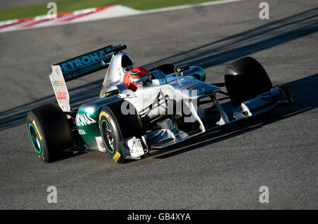 Michael Schumacher, Deutschland, in seinem Mercedes GP Mercedes MGP W02, Formel-1-Tests auf der Rennstrecke Circuit de Catalunya in Stockfoto