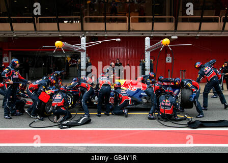 Boxenstopp von Sebastian Vettel, Deutschland, in seinem Red Bull Racing-Renault RB7, Formel-1-Tests auf dem Circuit de Catalunya-Rennen Stockfoto