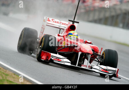 Felipe Massa, Brasilien, mit seinem Ferrari 150. Italia auf nasser Strecke, Motorsport, Formel1 Tests am Circuit de Catalunya Stockfoto