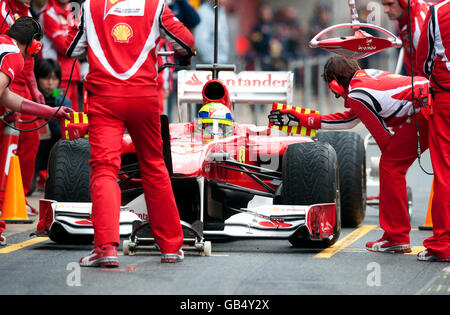 Felipe Massa, Brasilien, bei einem Boxenstopp mit seinem Ferrari 150. Italia, Motorsport, Formel1 Tests am Circuit de Catalunya Stockfoto