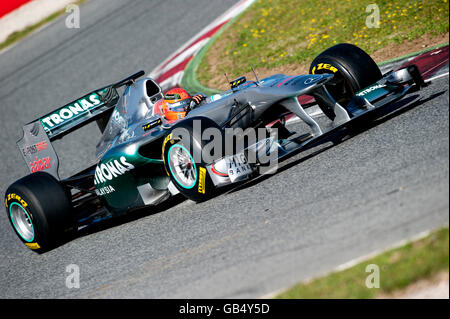 Michael Schumacher, Deutschland, in seinem Mercedes GP Mercedes MGP W02, Formel-1-Tests auf der Rennstrecke Circuit de Catalunya in Stockfoto