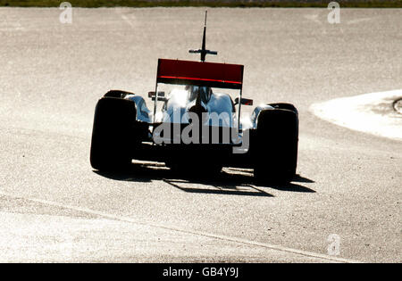 Formel 1 Rennwagen im Abendlicht, Motorsport, Formel1, Tests auf dem Circuit de Catalunya-Rennwagen in Barcelona Stockfoto