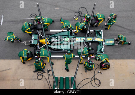 Pit Stop für finnische Fahrer Heikki Kovalainen mit seinem Team Lotus-Cosworth T128 Auto, Motorsport, Formel1 Tests in die Stockfoto