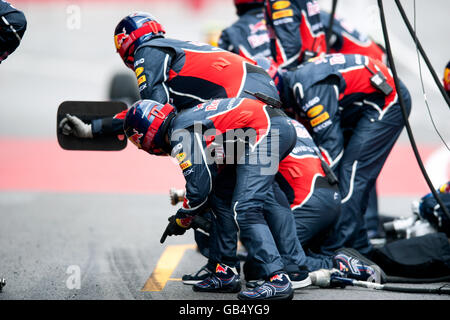 Boxenstopp-Crew der Australier Mark Webber, Red Bull Racing-Renault, Motorsport, Formel1, Tests auf dem Circuit de Catalunya Stockfoto