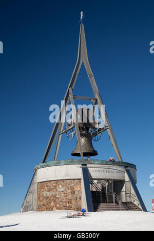 Concordia 2000 Glocke auf dem Berggipfel Plateau am Kronplatz Berg, 2272 m, Wintersportort Kronplatz, Bruneck Stockfoto