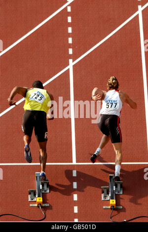 Jamaikas Claston Bernard (725) und Deutschlands Andre Niklaus (577) gehen aus Die Blöcke in der 110m Hürden-Veranstaltung des Decathlon Stockfoto