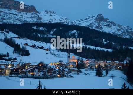 St. Leonhard in Twiligth, Naturpark Fanes-Sennes-Prags, Val Badia, Alta Badia, Dolomiten, Südtirol, Italien, Europa Stockfoto