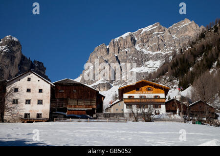 Häuser vor den Sellastock Kolfuschg Colfosco, Val Badia, Alta Badia, Dolomiten, Südtirol, Italien, Europa Stockfoto