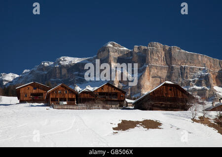 Holzhäusern vor Mt. Heiligkreuzkofel, Fanes Berge, Naturpark Fanes-Sennes-Prags, Val Badia, Alta Badia Stockfoto