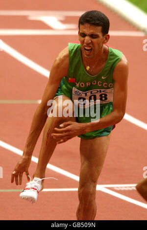 Der Marokkaner Hicham El Guerrouj, nachdem er einen Kick auf den genommen hatte Schienbeine während des Rennens Stockfoto