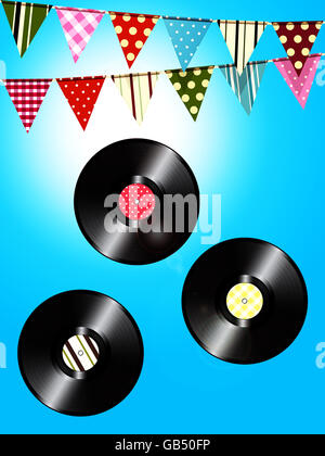 Drei Schallplatten mit Vintage Label und Vintage Bunting über blauen Himmelshintergrund Stockfoto