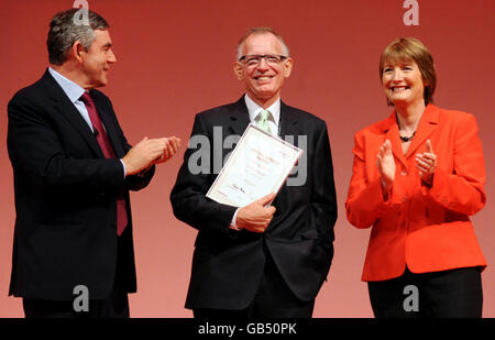 Premierminister Gordon Brown und Labour-Parteivorsitzende Harriet Harman überbringen den kürzlich an Krebs erkrankten Labour-Parteiberater Philip Gould mit einem Sonderpreis. Stockfoto