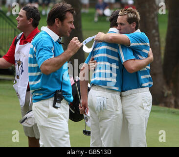 Europas Ian Poulter (rechts) und Justin Rose feiern, beobachtet von Kapitän Nick Faldo (links) auf dem 15. Green, nachdem sie am zweiten Tag im Valhalla Golf Club, Louisville, USA, die USA Stewart Cink und Chad Campbell 4&3 besiegt hatten. Stockfoto