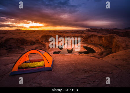 Kleine Orange Zelt Lake Powell Reflexion Canyon schönen Sonnenaufgang USA reisen Stockfoto