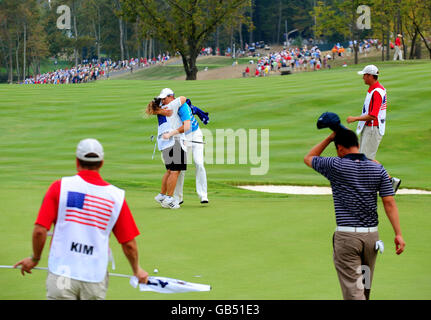 Der Europäer Henrik Stenson umarmt seinen Caddy, nachdem er das Viererspiel gegen die USA Phil Mickelson und Anthony Kim nach den Vierern am zweiten Tag im Valhalla Golf Club, Louisville, USA, gewonnen hat. Stockfoto