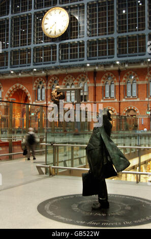 General Stock - Bahnhof St. Pancras. Gesamtansicht der Statue von Sir John Betjeman im St. Pancras International Station Stockfoto