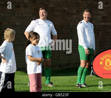 Schulsekretär Ed Balls nimmt vor dem zweiten Tag der Labour Party Conference 2008 in Manchester an einer Trainingsveranstaltung mit lokalen Kindern und dem ehemaligen Manchester United-Spieler Bryan Robson Teil, bevor ein Fußballspiel zwischen den Abgeordneten und den Medien auf dem Trainingsgelände von Manchester United stattfindet. Stockfoto