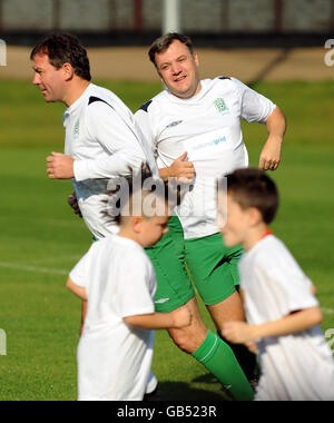 Schulsekretär Ed Balls nimmt vor dem zweiten Tag der Labour Party Conference 2008 in Manchester an einer Trainingsveranstaltung mit lokalen Kindern und dem ehemaligen Manchester United-Spieler Bryan Robson Teil, bevor ein Fußballspiel zwischen den Abgeordneten und den Medien auf dem Trainingsgelände von Manchester United stattfindet. Stockfoto