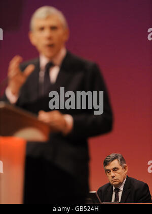 Premierminister Gordon Brown sieht zu, wie Justizminister Jack Straw auf der Jahreskonferenz der Partei in Manchester die Konferenz der Labour Party anführt. Stockfoto