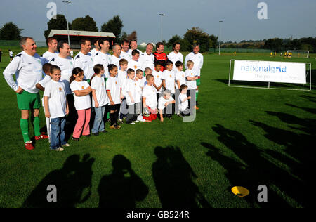 Schulsekretär Ed Balls nimmt vor dem zweiten Tag der Labour Party Conference 2008 in Manchester an einer Trainingsveranstaltung mit lokalen Kindern und dem ehemaligen Manchester United-Spieler Bryan Robson Teil, bevor es auf dem Trainingsseminal von Manchester United ein Fußballspiel zwischen Abgeordneten und Medien gibt. Stockfoto