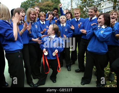 Die Paralympic-Schwimmerin Eleanor Simmonds, die jüngste Paralympic-Einzelgewinnerin Großbritanniens, wird von Klassenkameraden wieder begrüßt, als sie zur Olchfa School in Swansea zurückkehrt. Stockfoto