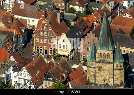 Luftaufnahme, Fachwerk Häuser auf dem Marktplatz, Altstadt mit Kirche St.Laurentius Bezirk Markt, Warendorf, Stockfoto