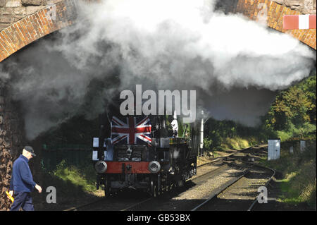 Die Lancierung der neuesten Lok der Southern Railway West Country Class Nr. 34046 mit dem Namen Braunton im Bahnhof Lydeard in der Nähe von Taunton, Somerset nach einem umfangreichen Renovierungsprojekt. Stockfoto