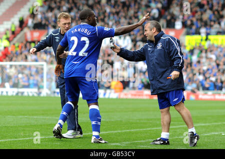 Fußball - Barclays Premier League - Stoke City / Everton - Britannia Stadium. Everton-Manager David Moyes (links) und Masseur Jimmy Comer (rechts) sprechen mit Ayegbeni Yakubu Stockfoto