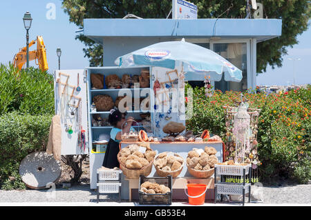 Schwamm-Verkäufer an Strandpromenade, Mastihari, Kos (Cos), die Dodekanes, Süd Ägäis, Griechenland Stockfoto