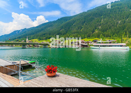 Touristenboot Kreuzfahrt auf grünes Wasser Weißensee im Sommerlandschaft der Alpen, Österreich Stockfoto