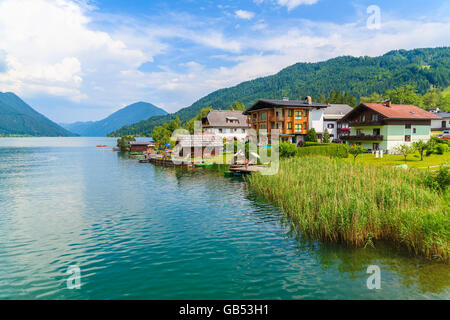 Häuser am Ufer des wunderschönen alpinen Weißensee im Sommerlandschaft der Alpen, Österreich Stockfoto