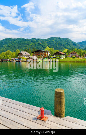 Hölzerne Pier auf dem grünen Wasser Weißensee in Alpen, Österreich Stockfoto