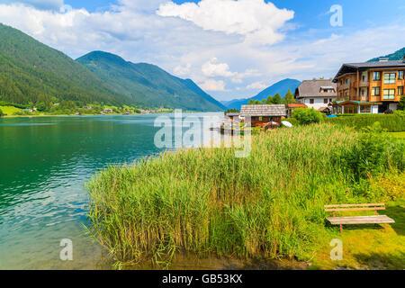 Häuser am Ufer des wunderschönen alpinen Weißensee im Sommerlandschaft der Alpen, Österreich Stockfoto