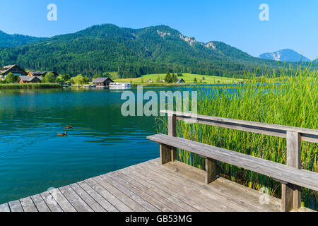 Holzsteg am Ufer des Weissensee Bergsee im Sommerlandschaft der Alpen, Österreich Stockfoto