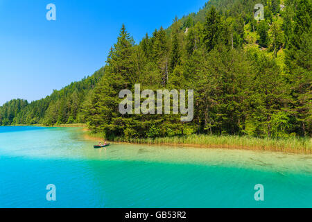 WEIßENSEE, Österreich - 7. Juli 2015: einige Leute in kleinen Boot am kristallklaren Wasser des Weißensee in Alpen Mountai Stockfoto