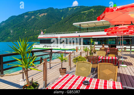 WEIßENSEE, Österreich - 7. Juli 2015: Restaurant am Ufer des Weißensee im Sommer. "Alpine Perle" Touristenboot hat d Stockfoto