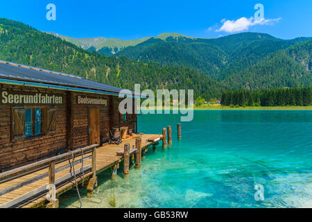 WEIßENSEE, Österreich - 7. Juli 2015: "alten Holzboot am Ufer des Weissensee-See, dem höchsten Haus Carinth Stockfoto