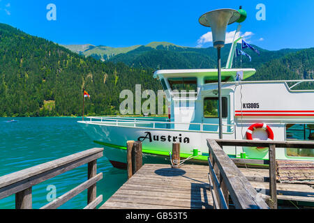 WEIßENSEE, Österreich - 7. Juli 2015: "Österreich" Touristenboot festmachen am Ufer des Weißensee dem höchsten gelegen Stockfoto