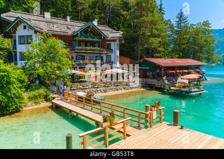 WEIßENSEE, Österreich - 7. Juli 2015: Restaurant und Pension Haus am Ufer des Weißensee im Sommer. Weissensee hat dr Stockfoto