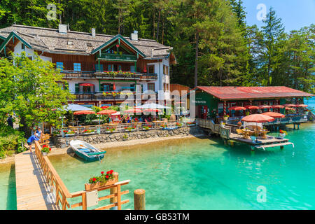 WEIßENSEE, Österreich - 7. Juli 2015: Restaurant und Pension Haus am Ufer des Weißensee im Sommer. Weissensee hat dr Stockfoto