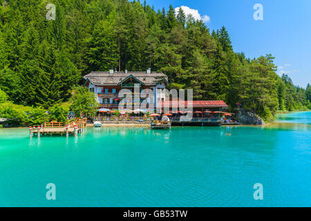 WEIßENSEE, Österreich - 7. Juli 2015: Restaurant und Pension Haus am Ufer des Weißensee im Sommer. Weissensee hat dr Stockfoto