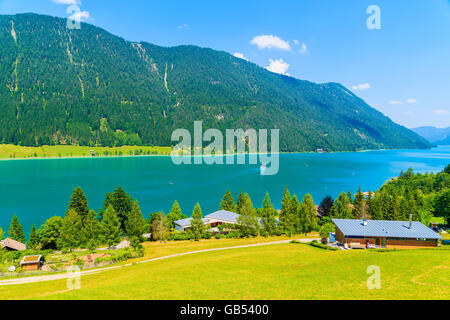 Ein Blick auf schöne alpine Weißensee im Sommerlandschaft der Alpen, Österreich Stockfoto