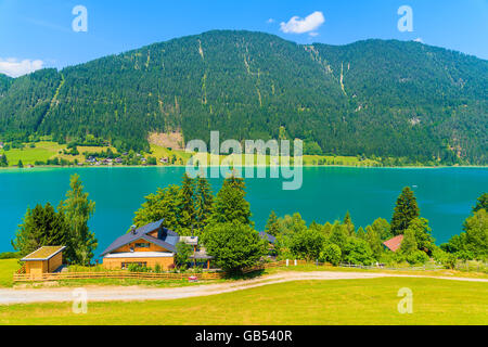 Ein Blick auf schöne alpine Weißensee im Sommerlandschaft der Alpen, Österreich Stockfoto